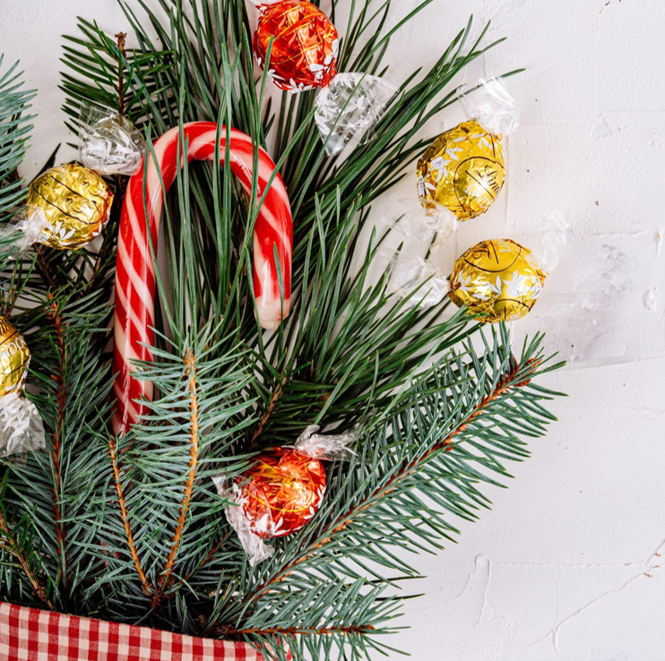 Flocked Artificial Christmas Trees vs. Real Trees: Making the Best Choice for Decorating